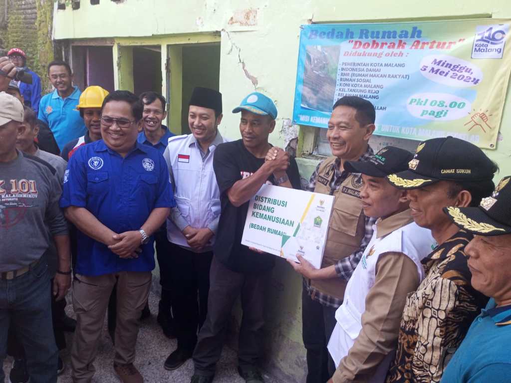 Pj. Walikota Malang Serahkan Bantuan Bedah Rumah kepada Mantan Petinju Nasional Dobrak Arter